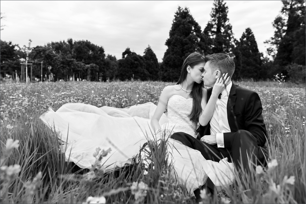 Romantische Brautpaar Fotoshooting Freiburg im Japanischen Garten in Freiburg im Breisgau. Fotografiert von der Hochzeitsfotografin Soraya Häßler.