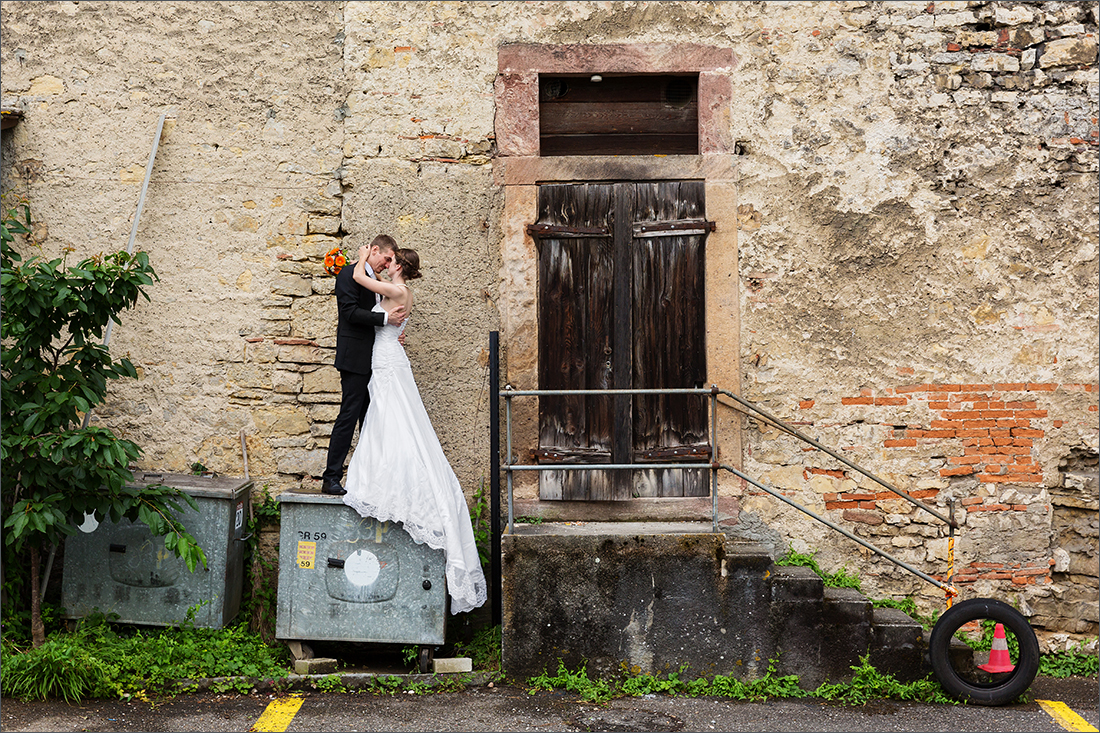 Modernes Brautpaar Fotoshooting in der Altstadt Rheinfelden. Hochzeitsfotograf Soraya Häßler