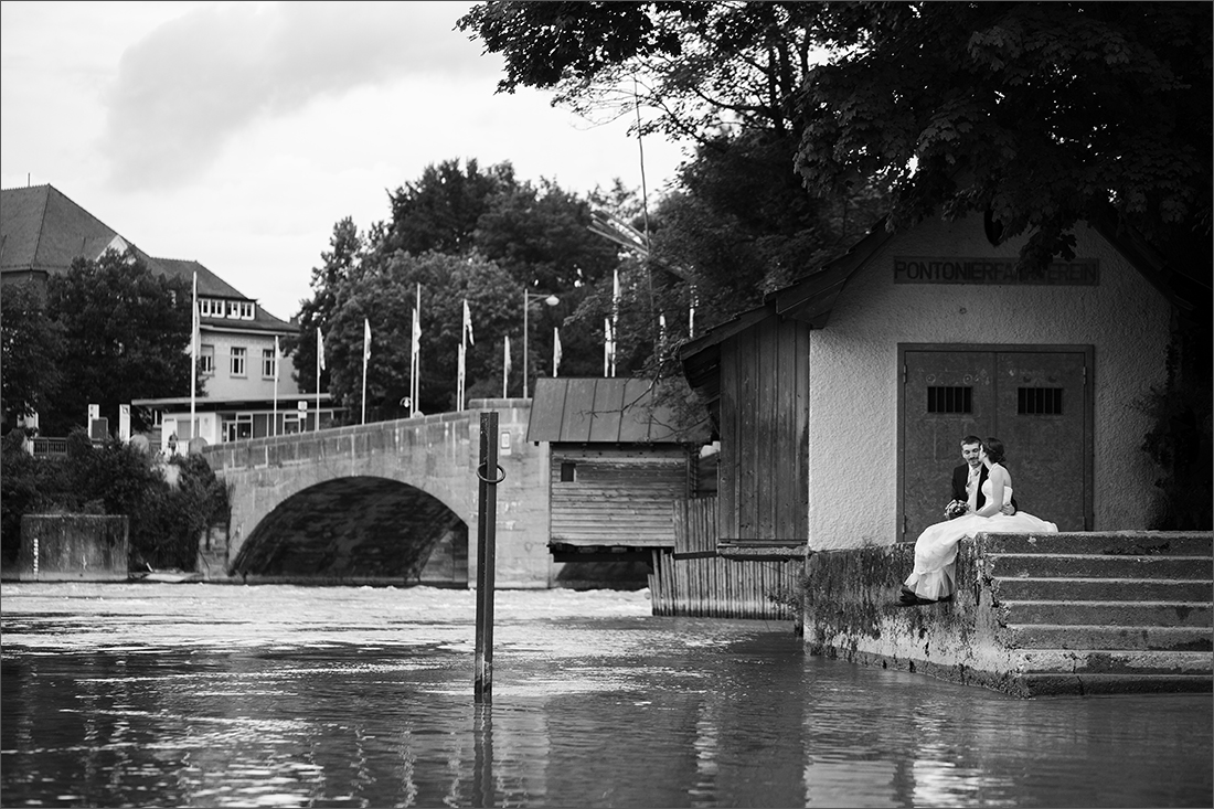 Modernes Brautpaar Fotoshooting auf dem Inseli Rheinfelden Schweiz. Hochzeitsfotograf Soraya Häßler