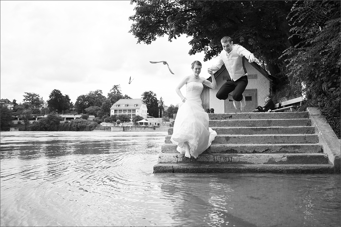 Modernes Brautpaar Fotoshooting auf dem Inseli Rheinfelden Schweiz. Hochzeitsfotograf Soraya Häßler