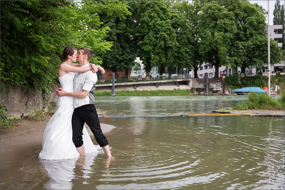 Modernes Brautpaar Fotoshooting auf dem Inseli Rheinfelden Schweiz. Hochzeitsfotograf Soraya Häßler