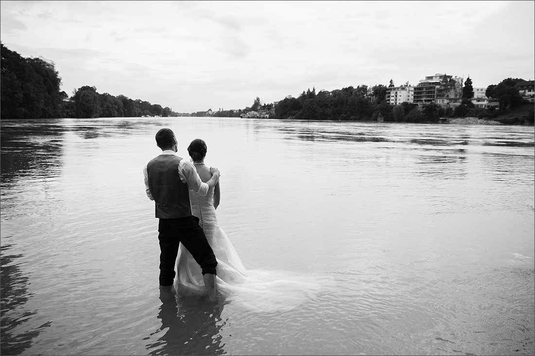 Modernes Brautpaar Fotoshooting auf dem Inseli Rheinfelden Schweiz. Hochzeitsfotograf Soraya Häßler