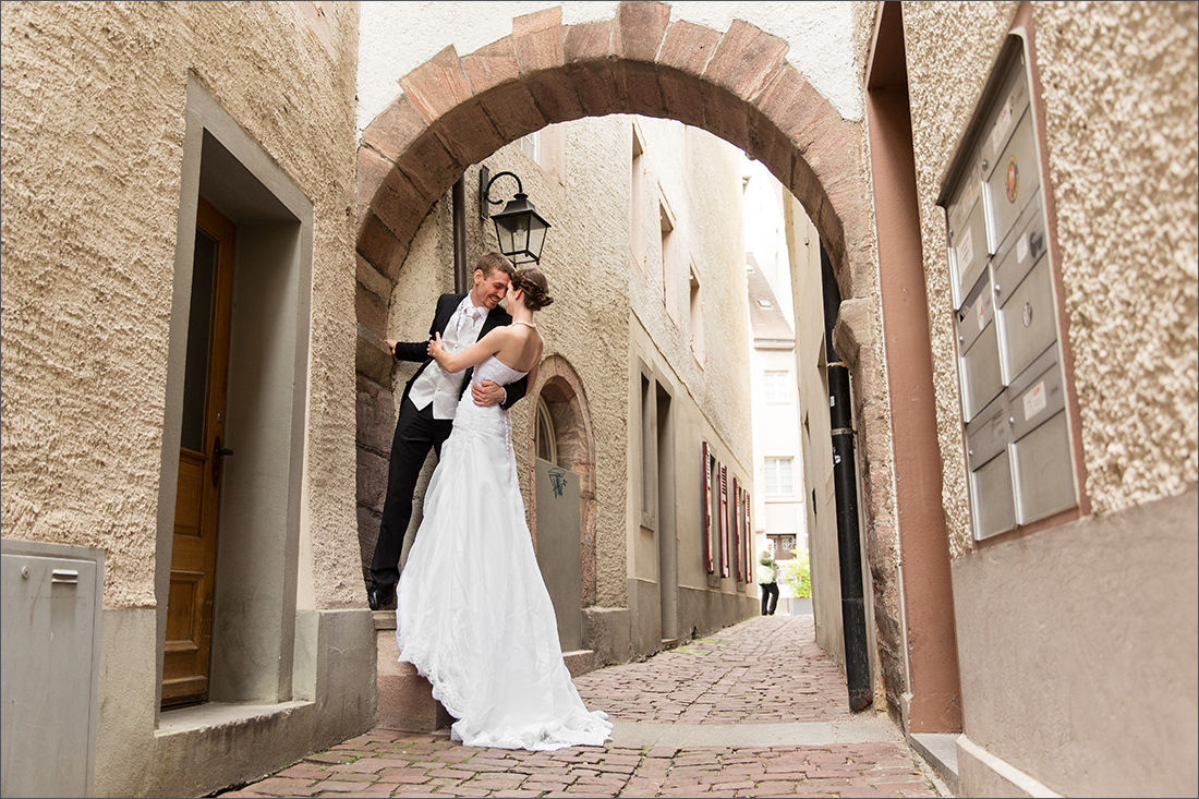 Modernes Brautpaar Fotoshooting in der Altstadt Rheinfelden.