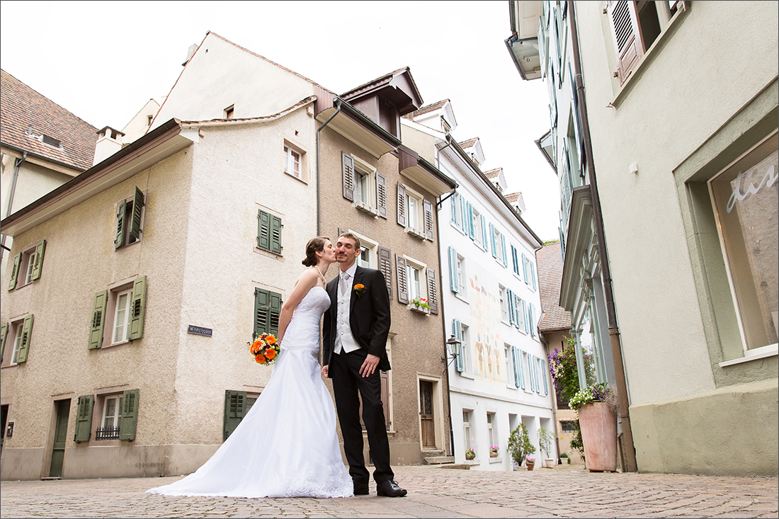 Modernes Brautpaar Fotoshooting in der Altstadt Rheinfelden.