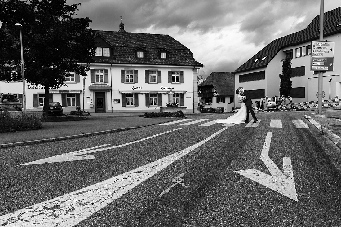 Modernes Brautpaar Fotoshooting in der Altstadt Rheinfelden.